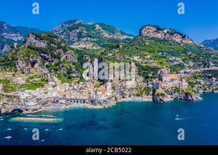 Vue aérienne d'Atrani, une petite ville sur la côte italienne d'Amalfi. Banque D'Images