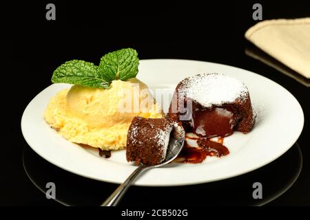 petit gâteau de chocolat mi-amer à la crème glacée, Banque D'Images