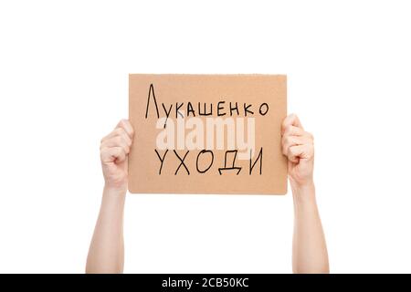 Affiche de protestation entre les mains avec le texte Lukashenka aller, les mains de manifestant avec du carton dans les mains isolées sur fond blanc. Banque D'Images