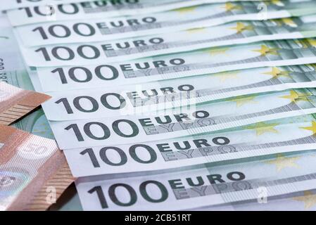 Tas de billets verts en euros en arrière-fond se reposant l'un sur l'autre Banque D'Images