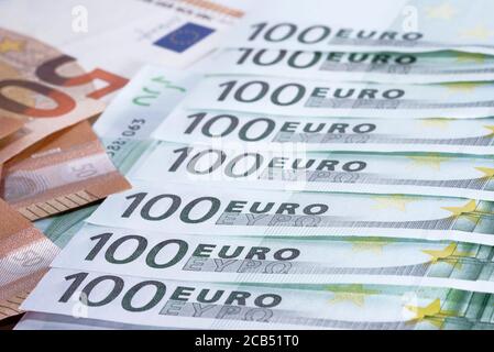 Tas de billets verts en euros en arrière-fond se reposant l'un sur l'autre Banque D'Images