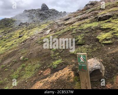 LANDMANNALAUGAR, ISLANDE - 02 juillet 2019: Landmannalaugar, Islande, juillet 2019: Température chaude, ne pas marcher signe d'avertissement sur la zone volcanique en Islande Banque D'Images
