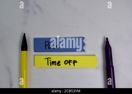 Les congés payés s'écrivent sur des notes adhésives isolées sur le bureau. Banque D'Images