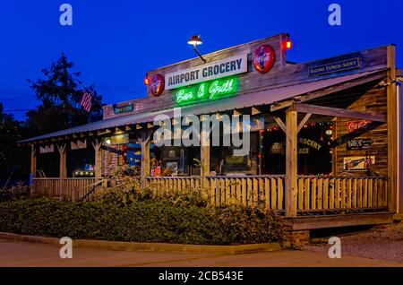 L'épicerie de l'aéroport est photographiée la nuit, le 8 août 2016, à Cleveland, Mississippi. Le restaurant est spécialisé dans la cuisine sudiste et la musique blues. Banque D'Images