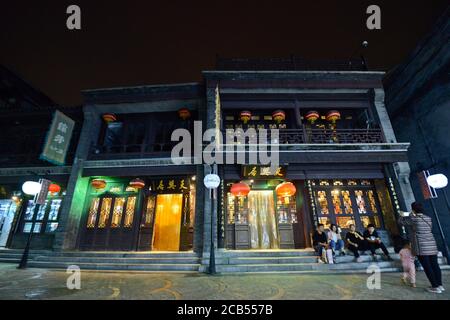 Beijing: Restaurant dans la région de Qianmen la nuit. Chine Banque D'Images