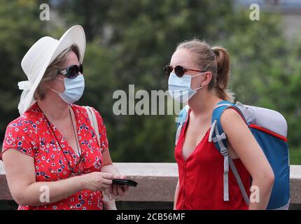 Paris, France. 10 août 2020. Des personnes portant des masques visitent le Montmartre à Paris, France, le 10 août 2020. Les cas de nouvelle infection par le coronavirus en France ont dépassé 200,000 le lundi, avec 4,854 nouvelles infections confirmées au cours des trois derniers jours. Le total des cas confirmés est passé à 202,775 et 332 grappes sont encore actives, selon les dernières données publiées par le ministère de la Santé. Credit: Gao Jing/Xinhua/Alamy Live News Banque D'Images