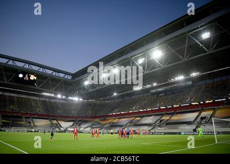 (200811) -- DÜSSELDORF, le 11 août 2020 (Xinhua) -- la photo prise le 10 août 2020 montre une vue générale de l'intérieur du stade avec des sièges vides dans le cadre des préoccupations de COVID-19 lors de la finale de l'UEFA Europa League entre le FC Inter et Bayer 04 Leverkusen à Düsseldorf, en Allemagne. POUR USAGE ÉDITORIAL UNIQUEMENT. NE PAS VENDRE POUR DES CAMPAGNES DE MARKETING OU DE PUBLICITÉ. (Stuart Franklin/UEFA/Getty/document via Xinhua) Banque D'Images