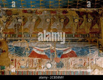 Un des reliefs spectaculaires montrant la déesse vautour Nekhbet au temple mortuaire de Hatshepsut à Deir al-Bahri près de Louxor en Égypte. Banque D'Images