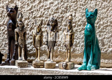 Souvenirs touristiques, y compris des statues miniatures à vendre près du Sphinx sur le plateau de Gizeh au Caire en Égypte. Banque D'Images