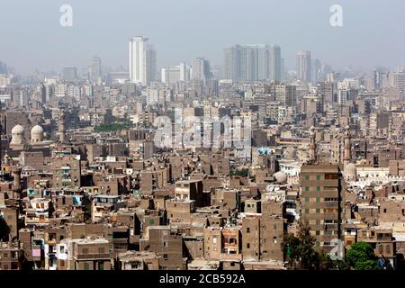 La vue de la Citadelle du Caire (Citadelle de Salah Al-DIN) montrant la masse d'immeubles d'appartements dans le Caire moderne en Égypte. Banque D'Images