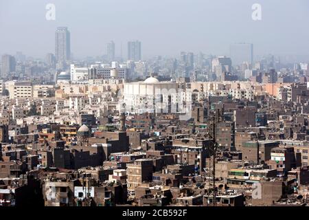 La vue de la Citadelle du Caire (Citadelle de Salah Al-DIN) montrant la masse d'immeubles d'appartements dans le Caire moderne en Égypte. Banque D'Images