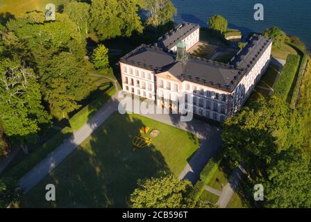 Tullgarn, Suède - 10 août 2020 : vue aérienne du château royal de Tullgarn du XIXe siècle situé dans la province suédoise de Sodermanland avec une poa Banque D'Images