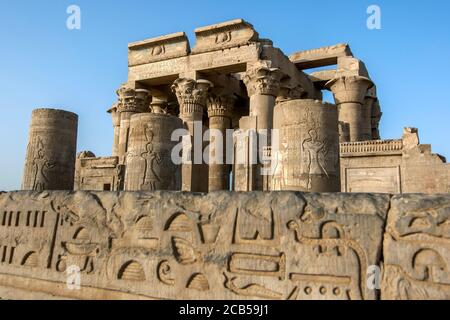 Les ruines antiques du Temple de Kom Ombo situé sur les rives du Nil en Égypte. Banque D'Images