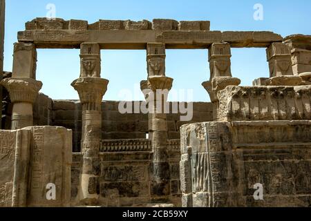 La pierre sculpta les chapiteaux de Hathor sur les colonnes papyrus dans le temple de Nectanebo sur les philaes (île d'Agilqiyya) à Assouan en Égypte. Banque D'Images