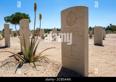 La guerre du Commonwealth se déroule au cimetière de guerre d'El Alamein, à Alamein, en Égypte. Le cimetière de guerre d'El Alamein contient les tombes des soldats morts au cours de la Seconde Guerre mondiale. Banque D'Images