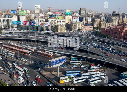 La circulation vient à un pas sur les routes du centre-ville du Caire en Égypte en fin d'après-midi. En arrière-plan se trouvent des immeubles de bureaux et des appartements. Banque D'Images