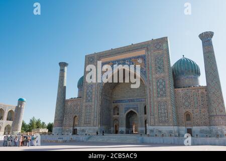 Samarkand, Ouzbékistan - Sher-Dor Madrasa au Registan à Samarkand, Ouzbékistan. Il fait partie du site du patrimoine mondial. Banque D'Images