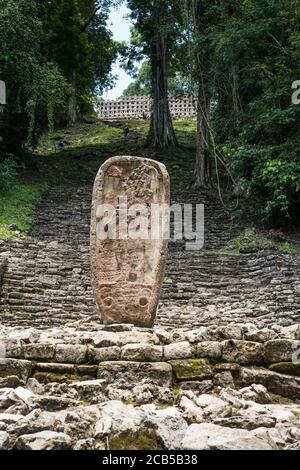 Stela 2 et Temple 33 dans les ruines de la ville maya de Yaxchilan sur le fleuve Usumacinta à Chiapas, Mexique. Banque D'Images