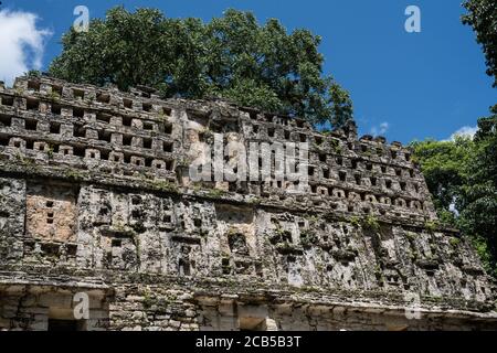 Le toit du Temple 33 dans les ruines de la ville maya de Yaxchilan sur le fleuve Usumacinta à Chiapas, Mexique. À l'origine, il a été plâtré avec Banque D'Images