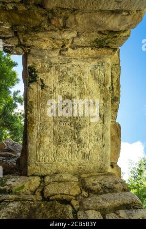 Lintel 29 dans le bâtiment 10 dans les ruines de la ville maya de Yaxchilan sur la rivière Usumacinta à Chiapas, Mexique. Banque D'Images