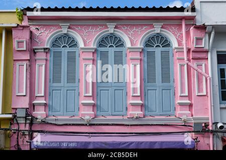 Des fenêtres voûtées et latictées sur une maison sino-portugaise traditionnelle colorée dans Thalang Road, dans la vieille ville de Phuket, Phuket, Thaïlande Banque D'Images