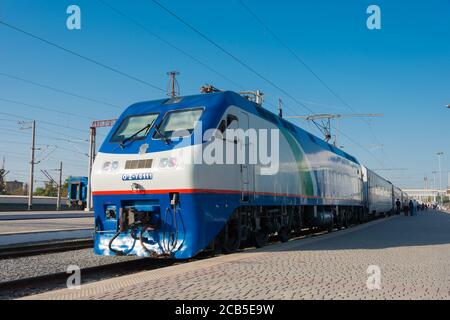 Tashkent, Ouzbékistan - locomotive électrique O'Z-Y à la gare de Tashkent South à Tashkent, Ouzbékistan. O'Z-Y fabriqué par CRRC Banque D'Images