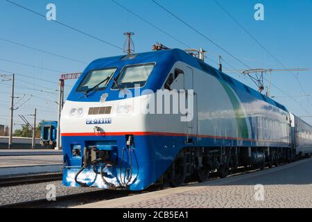 Tashkent, Ouzbékistan - locomotive électrique O'Z-Y à la gare de Tashkent South à Tashkent, Ouzbékistan. O'Z-Y fabriqué par CRRC Banque D'Images