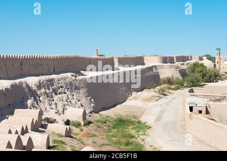 Khiva, Ouzbékistan - mur de la ville antique d'Itchan Kala à Khiva, Ouzbékistan. Itchan Kala est un site classé au patrimoine mondial de l'UNESCO. Banque D'Images