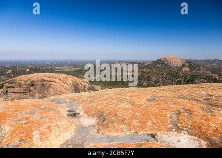 Collines de Matobo, formations rocheuses naturelles spectaculaires, depuis le sommet de la grotte de Silozwane, parc national de Matobo, Bulawayo, Matabeleland Sud, Zimbabwe, Afrique Banque D'Images