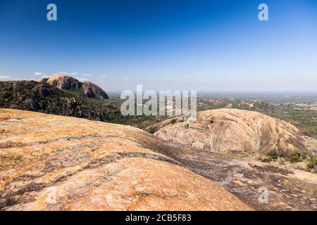 Collines de Matobo, formations rocheuses naturelles spectaculaires, depuis le sommet de la grotte de Silozwane, parc national de Matobo, Bulawayo, Matabeleland Sud, Zimbabwe, Afrique Banque D'Images