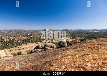 Collines de Matobo, formations rocheuses naturelles spectaculaires, depuis le sommet de la grotte de Silozwane, parc national de Matobo, Bulawayo, Matabeleland Sud, Zimbabwe, Afrique Banque D'Images