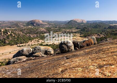 Collines de Matobo, formations rocheuses naturelles spectaculaires, depuis le sommet de la grotte de Silozwane, parc national de Matobo, Bulawayo, Matabeleland Sud, Zimbabwe, Afrique Banque D'Images