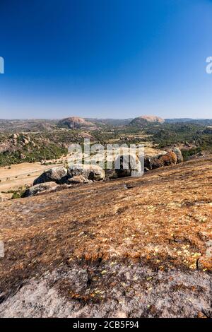 Collines de Matobo, formations rocheuses naturelles spectaculaires, depuis le sommet de la grotte de Silozwane, parc national de Matobo, Bulawayo, Matabeleland Sud, Zimbabwe, Afrique Banque D'Images