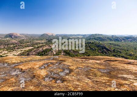 Collines de Matobo, formations rocheuses naturelles spectaculaires, depuis le sommet de la grotte de Silozwane, parc national de Matobo, Bulawayo, Matabeleland Sud, Zimbabwe, Afrique Banque D'Images