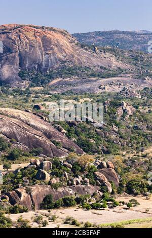 Collines de Matobo, formations rocheuses naturelles spectaculaires, depuis le sommet de la grotte de Silozwane, parc national de Matobo, Bulawayo, Matabeleland Sud, Zimbabwe, Afrique Banque D'Images