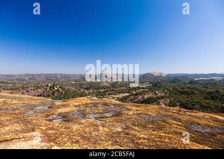 Collines de Matobo, formations rocheuses naturelles spectaculaires, depuis le sommet de la grotte de Silozwane, parc national de Matobo, Bulawayo, Matabeleland Sud, Zimbabwe, Afrique Banque D'Images