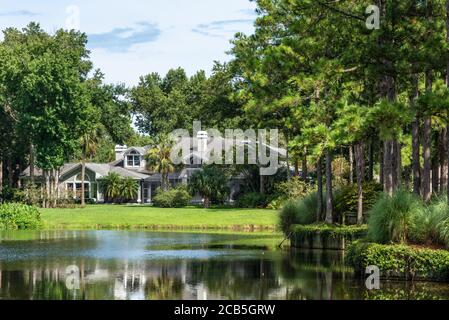 Maison en bord de lac avec vue sur le parcours de golf au Sawgrass Players Club, une communauté privée haut de gamme à Ponte Vedra Beach, Floride. (ÉTATS-UNIS) Banque D'Images