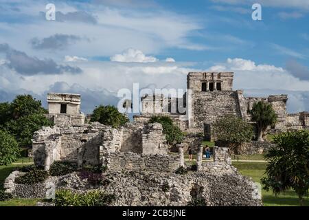 El Castillo ou le château est le plus grand temple des ruines de la ville maya de Tulum sur la côte de la mer des Caraïbes. Parc national de Tulum, qui Banque D'Images