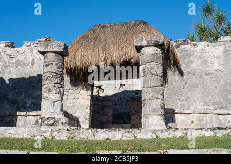 La Maison du Chultun dans les ruines de la ville maya de Tulum sur la côte de la mer des Caraïbes. Parc national de Tulum, Quintana Roo, Mexique. Il Banque D'Images