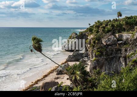 La mer des Caraïbes et la plage sous les ruines de Tulum dans le parc national de Tulum, Quintana Roo, Mexique. Banque D'Images