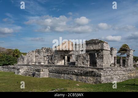 Le Palais de l'Uinique Halach ou Grand Seigneur dans les ruines de la ville maya de Tulum sur la côte de la mer des Caraïbes. Parc national de Tulum, Quinta Banque D'Images