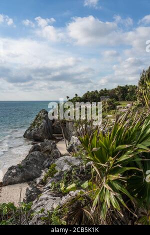 La mer des Caraïbes et la plage sous les ruines de Tulum dans le parc national de Tulum, Quintana Roo, Mexique. Banque D'Images