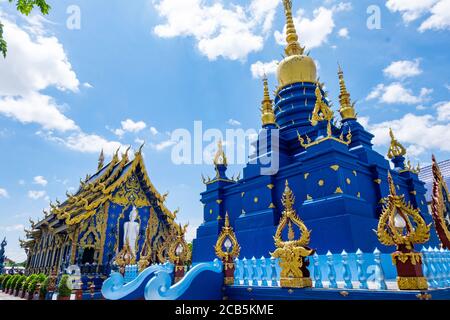 La stupa et la salle d'assemblage de Wat Rong SUA Ten (alias le Temple Bleu) à Chiang Rai, Thaïlande Banque D'Images