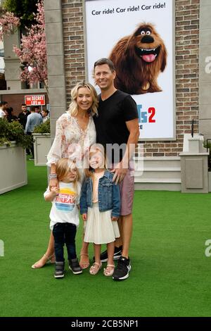 LOS ANGELES - 2 JUIN : Beverley Mitchell, mari Michael Cameron, fils Hutton, fille Kenzie à la première "la vie secrète des animaux de compagnie 2" au Village Theatre le 2 juin 2019 à Westwood, CA Banque D'Images