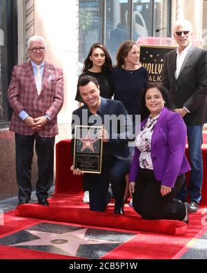 LOS ANGELES - APR 23: Vin Di Bona, Mila Kunis, Seth MacFarlane, Ted Danson, Ann Druyan, Rana Ghadban à la cérémonie des étoiles Seth MacFarlane sur le Hollywood Walk of Fame le 23 avril 2019 à Los Angeles, CA Banque D'Images