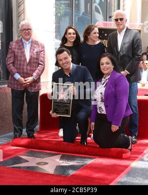 LOS ANGELES - APR 23: Vin Di Bona, Mila Kunis, Seth MacFarlane, Ted Danson, Ann Druyan, Rana Ghadban à la cérémonie des étoiles Seth MacFarlane sur le Hollywood Walk of Fame le 23 avril 2019 à Los Angeles, CA Banque D'Images