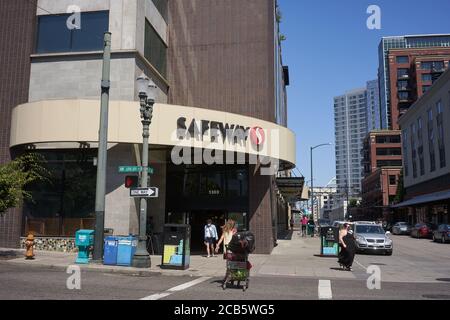 Un supermarché Safeway dans le quartier des perles à Portland, Oregon, le mercredi 5 août 2020, pendant un été pandémique. Banque D'Images