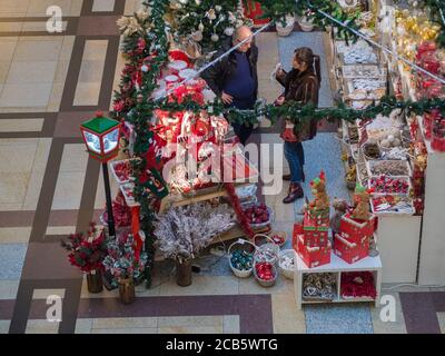 République Tchèque, Prague, Palladium shopping centre, 23 novembre 2017: Homme et femme shopping pour la décoration de noël dans un stand ouvert avec Banque D'Images