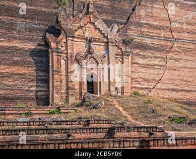 Détruit la pagode de Mingun dans le temple de Mingun paya, Mandalay, Myanmar; l'ancien stupa bouddhiste géant détruit par un tremblement de terre Banque D'Images