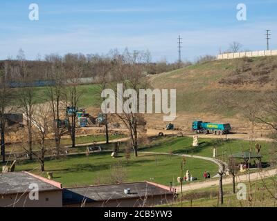 Beroun, République tchèque, 23 mars 2019 : vue sur le chantier de construction et le parc public avec des camions de la société Svestka Banque D'Images